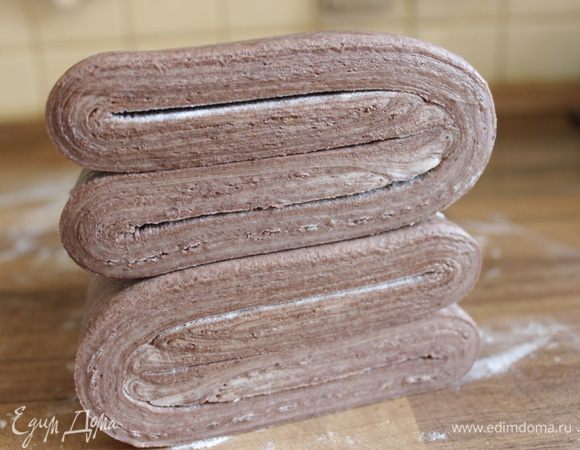 А вот желанный итог!
Резюме: пословица про глаза, которые боятся и руки, которые делают, абсолютно права. Тесто получается изумительным, в меру шоколадным, очень слоистым и очень хорошо поднимается во время выпечки. Выпекать тесто при 210*С.