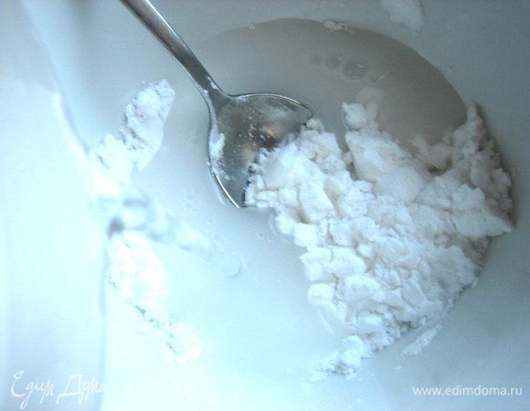 Отдельно в чашке насыпаем крахмал в обычную воду.