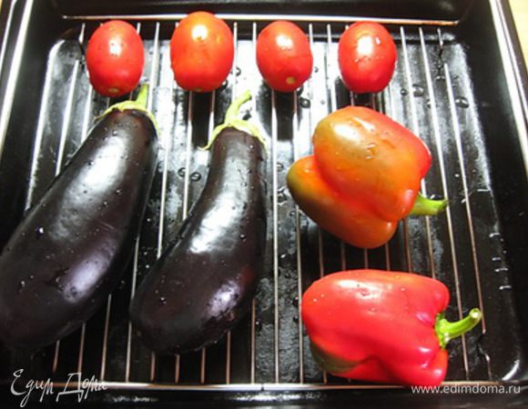 Овощи вымыть и выложить на решетку, запекать  в разогретой до 200-220оС духовке до готовности (на баклажанах предварительно сделать несколько проколов шпажкой). Овощи должны быть мягкими. Помним, что время приготовления у всех овощей разное, поэтому проверяем готовность каждого овоща отдельно. (если вы готовите на костре, то овощи можно запечь, пока горит костер, т.е. прямо на огне).