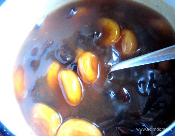 Вливаем тонкой струйкой крахмал в кипящий суп, постоянно помешивая... Поэтому не смогла этот процесс сфотографировать)))