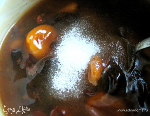 Пробуем на сахар... Это зависит от кислоты сока и вообще сладость по вкусу! Немного ванили.