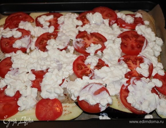 Баклажан нарезать вдоль и замочить в холодной воде с солью на минут 20-30. Филе рыбы налимонить и приправить (у меня травки средиземноморские, паприка, карий, чёрный перец ). На противень выложить баклажаны ( предварительно подсушенный полотенцем ), на них рыбку, на рыбку помодорки порезанный кольцами. Всё это дело покрыть домашним сыром ( можно любой другой сыр). Поставить в разогретую духовку на 180 градусов на 40 мин. 