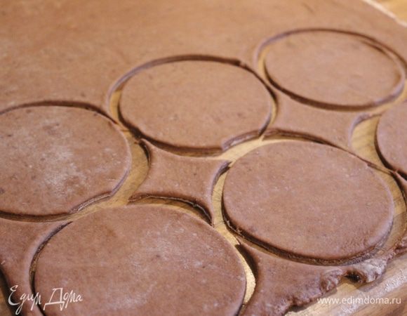 Тесто тонко раскатать и вырезать специальной выемкой или простым стаканом круги, диаметром 8-9 см. Можно разрезать тесто и на прямоугольники, но традиционно шассоны выпекаются в виде полумесяца или "тапка".