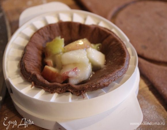 На середину каждого круга выложить по 1,5-2 ч.л. начинки. Белком смазать края круга и соединить их, прижимая пальцами. Я воспользовалась техническим прогрессом.