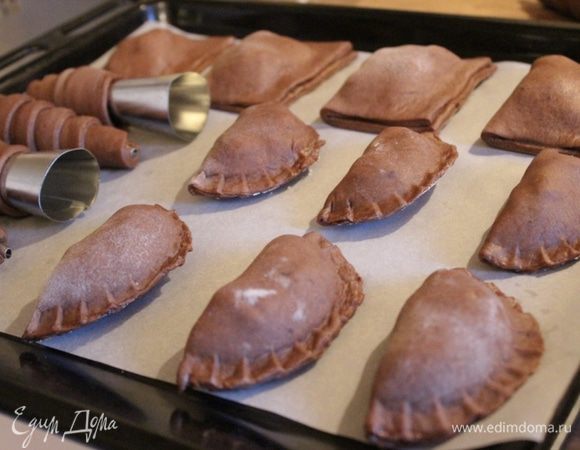 Пирожки переложить на противень и убрать в холодильник на 20-30 минут. Затем смазать пирожки яичным желтком и выпекать при 210 *С. 