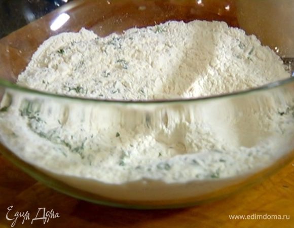 Муку перемешать с сахаром, разрыхлителем и укропом.