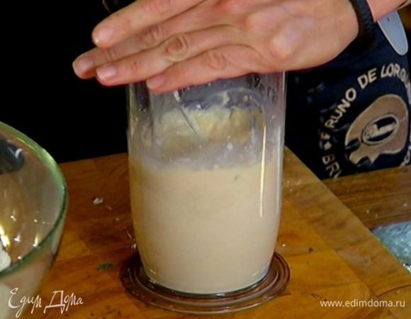 Сливочный сыр соединить с яйцом, предварительно размягченным сливочным маслом, влить немного молока и взбить миксером. Когда масса станет однородной, влить оставшееся молоко и взбить еще немного.