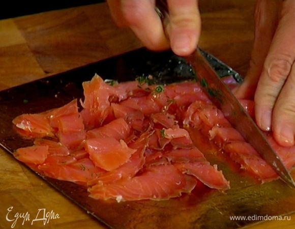 Семгу порезать тонкими полосками.