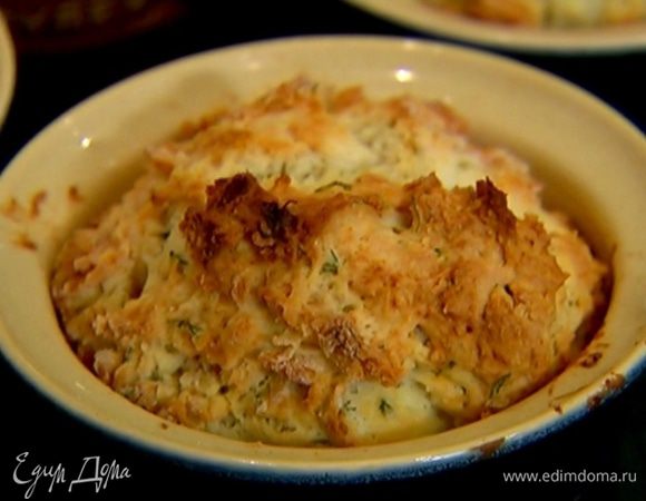 Небольшие керамические формы смазать растительным маслом, выложить тесто и выпекать маффины в разогретой духовке 20 минут.