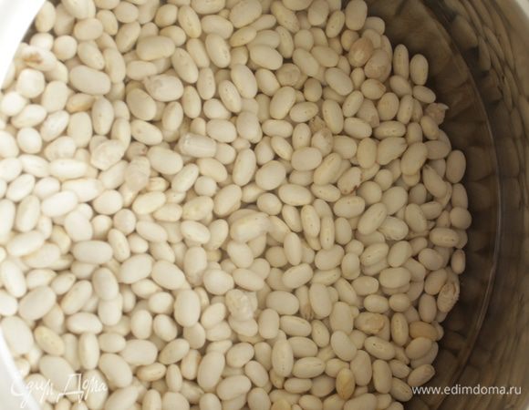 Фасоль замочить на ночь. Затем отварить в подсоленной воде до мягкости. 