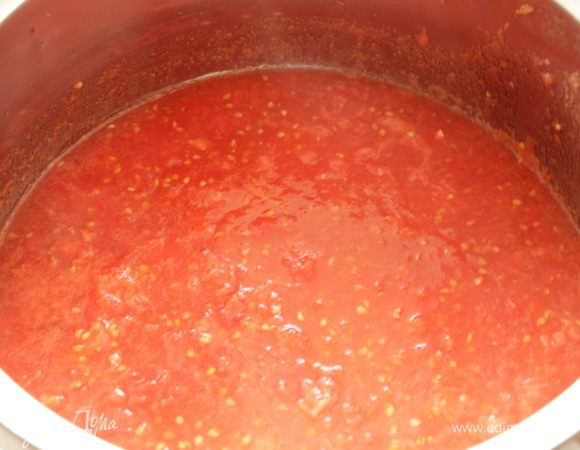 Помидоры пропустить через мясорубку и довести до кипения. 