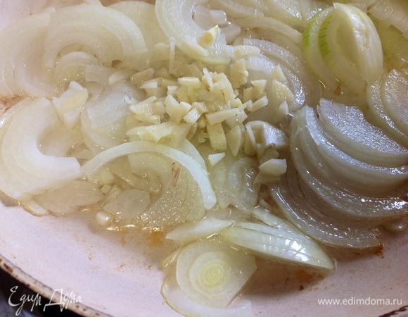 Для начинки.Нарезать лук (полукольцами), чеснок и обжарить на растительном масле.