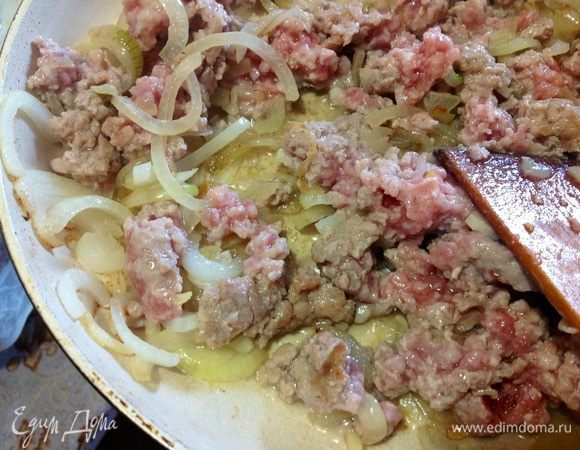 Добавить фарш. Приправить солью,специями и обжаривать минут 10.