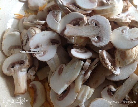 Грибы вымыть, очистить, нарезать и добавить к фаршу. Потушить еще минут 10.