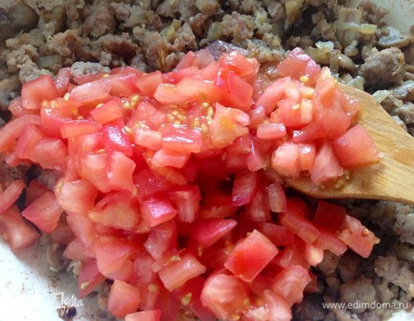 Помидоры вымыть,очистить от кожуры. Нарезать кубиками и добавить к готовому фаршу.