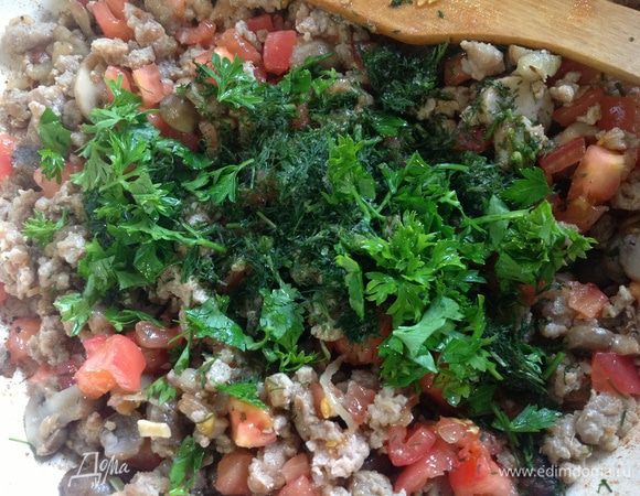 Зелень измельчить и тоже добавить к фаршу.