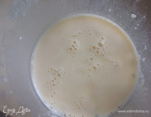 Для заливки. Взбить два яйца. Продолжая взбивать, добавить молоко и сметану.