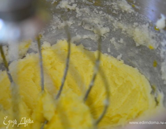 Приготовим тесто. Взбить масло на средней скорости до кремового состояния блендером. Добавить сахар 1 1/4 стакана. Взбивать 3 мин. до мягкого состояния. Добавить по желтку за раз, каждый раз перемешивать.