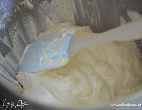 Смешать муку и пищевую соду. Добавить масляную смесь, йогурт или сметану. Затем лимонную цедру.