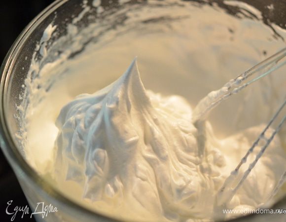 Взбить белки на высокой скорости. Как поднимутся добавить 1/4 стакана сахара, но по 1 стол. л. за раз.