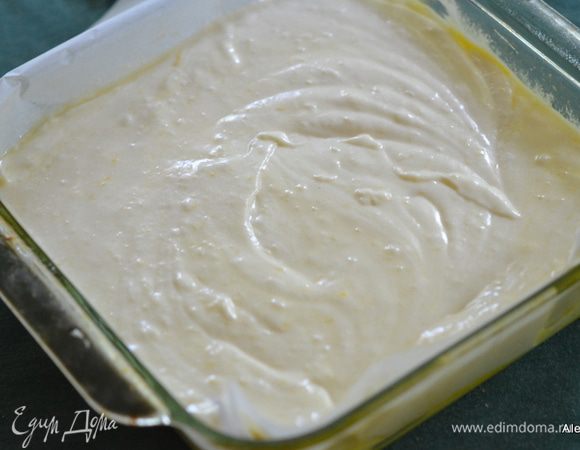 Смешаем белки с тестом. Выложим поверх квадратной формы. Затем сверху курд и ножом легонько сделаем круги, так курд равномерно распределится.