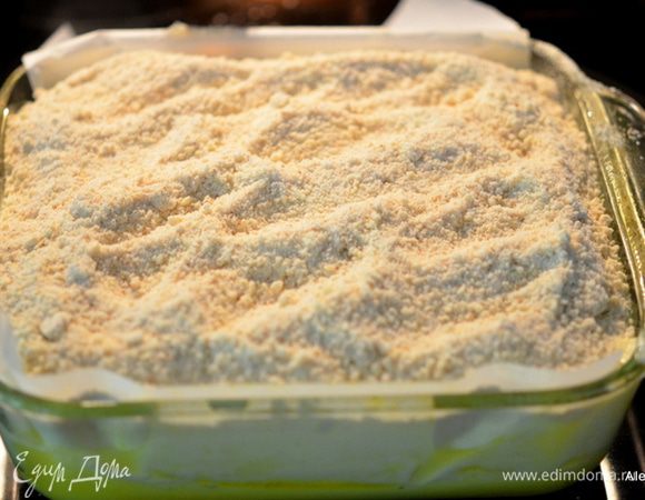 Добавим равномерно готовую крошку поверх кекса, которая стоит в холодильнике.  Поставим в разогретую духовку на 50 мин.