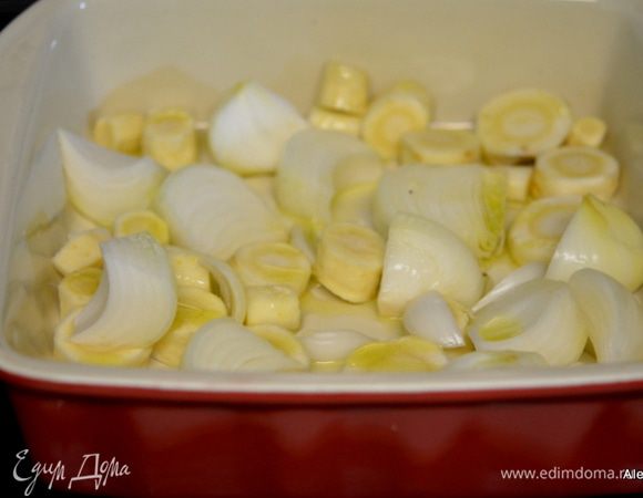 Выложить в жаропрочное блюдо очищенный и порезанный пастернак и лук шалот среднего размера или крупный кусочками, сбрызнуть маслом. Поставить в разогретую духовку на 200 гр на 5 мин.
