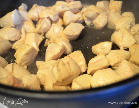 Куриное филе нарезать на небольшие кусочки и обжарить на разогретом масле до золотистого цвета. Переложить его на тарелку. 