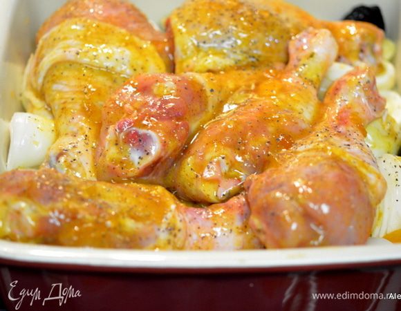 Смешать 1/3 стакана абрикосовый джем, горчицу, имбирь натертый и тмин в емкости. Кусочки посолить и поперчить. Смазать все кусочки в этой смеси . И выложить  поверх пастернака и лука и сухофруктов без косточек. Добавить 1/4 стак.  воды . Поставить в горячую духовку, прикрыв фольгой на 1 час или полной готовности.