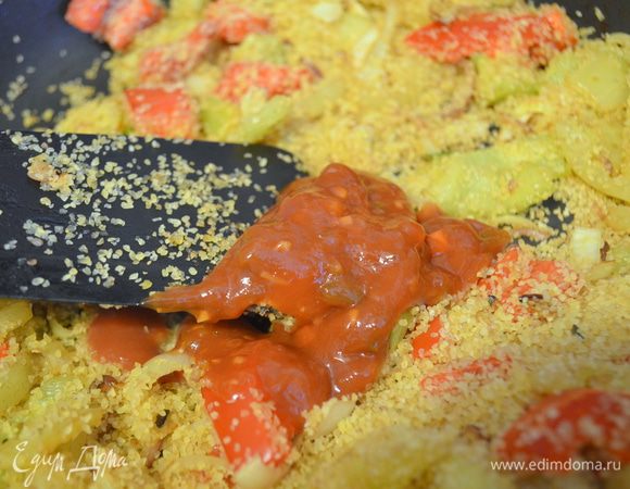 добавить томатную пасту и чеснок (раздавить), все перемешать. Огонь убавить. 