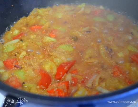 Влить воду (бульон), посолить, добавить все специи.