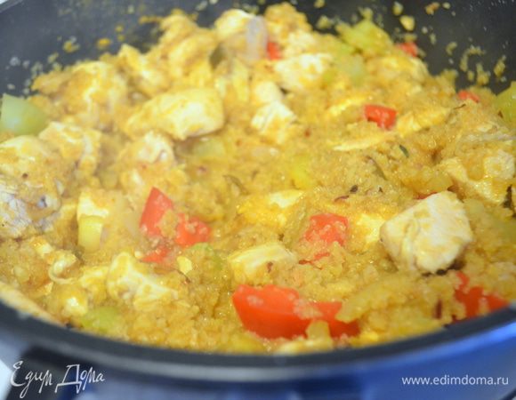 Выкладываем курицу, огонь уменьшаем до минимума и томим под крышкой еще 15 минут. 