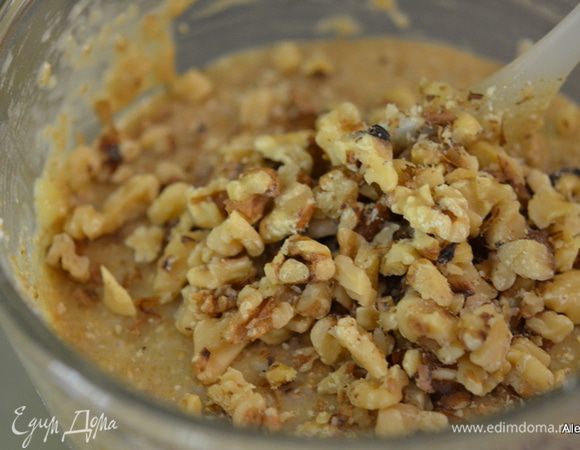 Смешать 170 гр сливочное масло с сахаром до однородной массы. Затем добавим ванилин и яйцо. Перемешаем. Добавим 1/2 стакана  банана  спелого в пюре. Затем муку с солью и геркулес или овсяные отруби. Добавим изюм и рубленые орехи. Перемешаем.