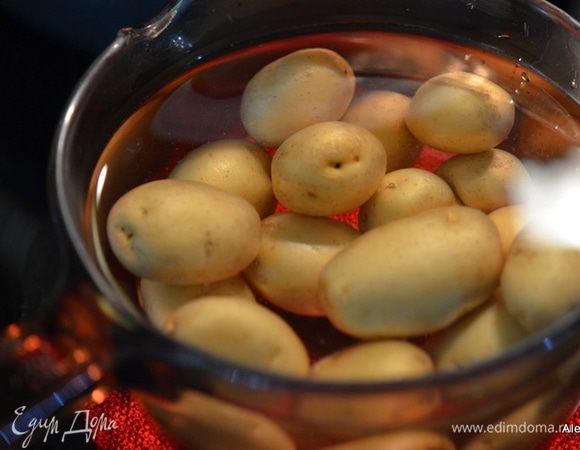 Выложить молодой картофель в кастрюлю, залить водой и поставить на 15-20 мин.
Снять с плиты. Дать остыть и разрезать напополам.
