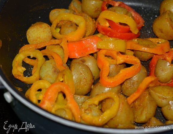 Разогреть масло на сковороде. Добавить тмин и кориандр. Готовить примерно 30 секунд. Затем добавить порезанный чеснок и помешивать примерно 30 секунд. Выложим картофель. Жарим примерно 2 мин.
Добавим сладкий порезанный перец и куркуму, кайен.перец, соль. Перемешаем, закроем крышкой и готовим 5 мин.