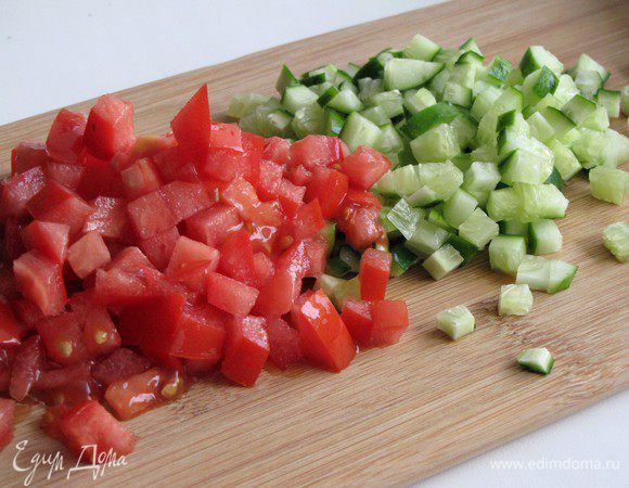 Огурец нарежьте мелким кубиком. При нарезке помидора сначала удалите жидкость с семенами, чтобы она не давала лишнюю влагу. Мякоть так же нарежьте мелким кубиком.