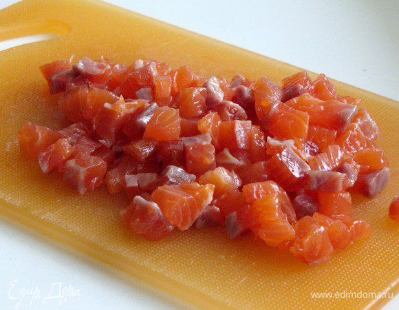 Семгу нарежьте мелким кубиком.