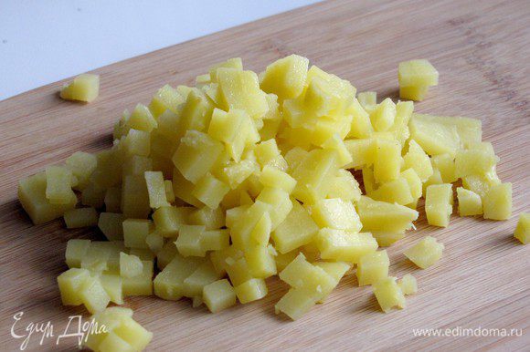 Вареный картофель очистить от кожуры и нарезать мелким кубиком.