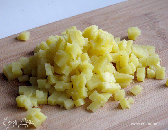 Вареный картофель очистить от кожуры и нарезать мелким кубиком.