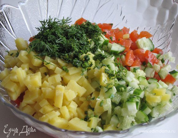 Все составляющие выложить в одну емкость, добавить нарезанную зелень укропа.