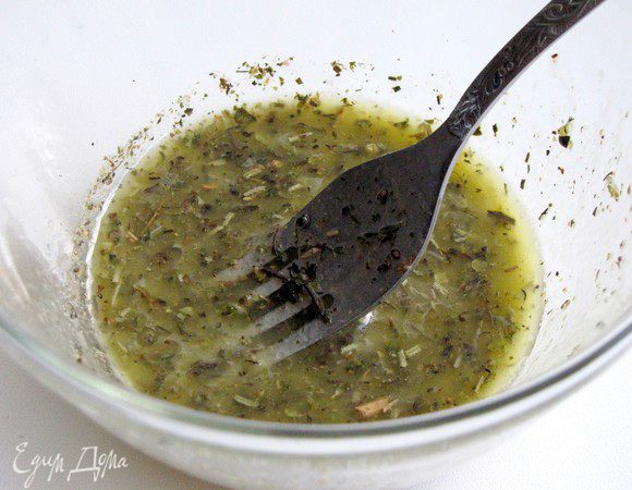 Приготовить заправку. Для этого смешать оливковое масло, лимонный сок, горчицу и прованские травы. Слегка подсолить и добавить сахар. Все взбить.