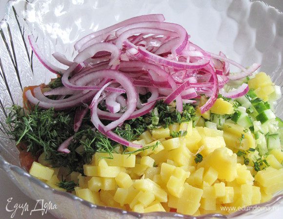 Маринованный лук отжать, добавить в салат и полить заправкой. Все аккуратно перемешать и сразу подавать.