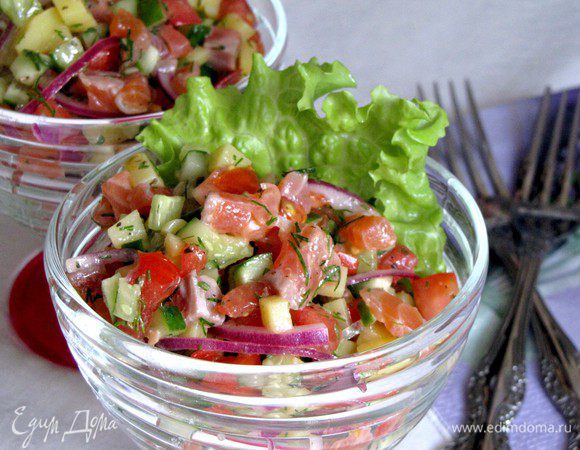 Салат с семгой и овощами готов. Приятного аппетита!