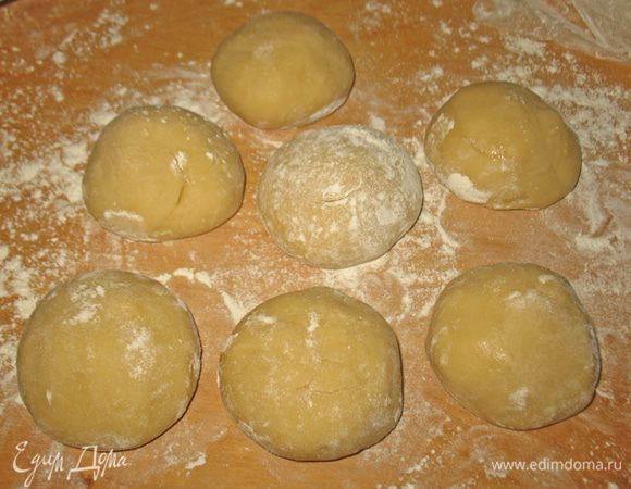 Через 2 часа тесто разделить на 7 одинаковых кусочков. 