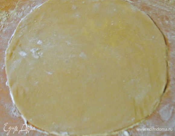 Поверхность посыпаем крахмалом и раскатываем коржи толщиной 2-5 мм и диаметром 20 см.  Коржи при помощи скалки переносим на противень посыпанный мукой или застеленный пергаментом и прокалываем вилкой. 