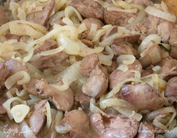 Отварить картофель в кастрюлю с водой до мягкости (около 20-30 минут).
В то же время в большой сковороде обжарить лук 7-15  минут, добавить чеснок и  печень, обжаривать до готовности.