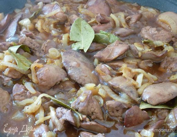 Добавить Силан или мёд, лавровый лист и специи и перемешать.
