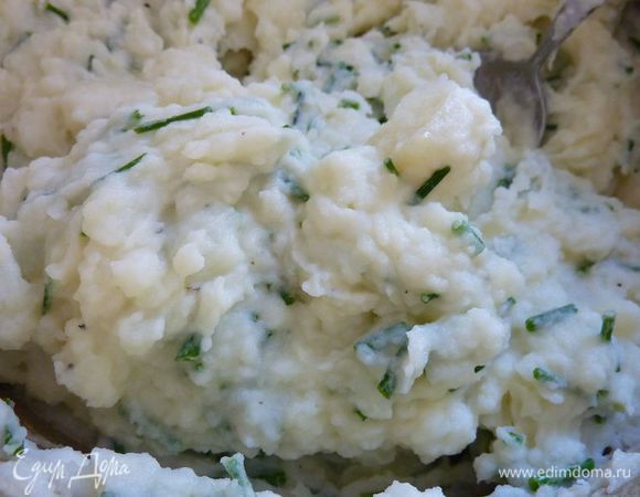 Слить воду с картофеля, добавить масло (желательно оливковое), лук, соль и перец и пюрировать  картофельным прессом.
