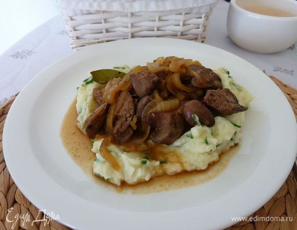 Уложить  картофельное пюре на блюдо  и сверху печень с луком.
