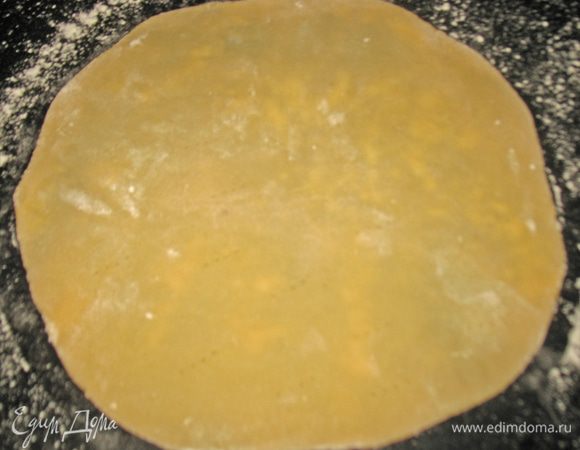 Коржи при помощи скалки переносим на противень посыпанный мукой или застеленный пергаментом и прокалываем вилкой.  Выпекать в предварительно разогретой до 180 градусов духовке 5 минут, до золотистого цвета.  Вынимаю с духовки если надо то обрезаем по форме. 